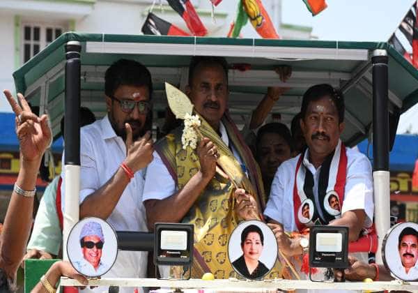 கோவை சிங்கநல்லூர் தொகுதி அ. தி. மு. க., வேட்பாளர் ஜெயராமை ஆதரித்து முன்னாள் அமைச்சர் வேலுமணி சங்கம் மைதானத்தில் பிரசாரம் செய்தார்.