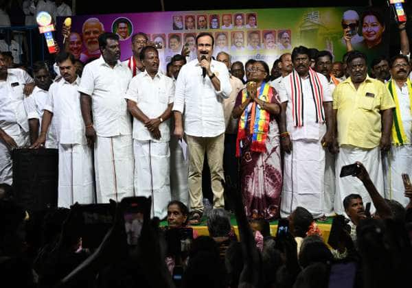 விருத்தாசலம் பாலக்கரையில் பா.ம.க., வேட்பாளர்  தமிழரசி, திட்டக்குடி வேட்பாளர் முருகமாறன், ஆகியோரை ஆதரித்து பா.ம.க .,தலைவர் அன்புமணி பேசினார்.