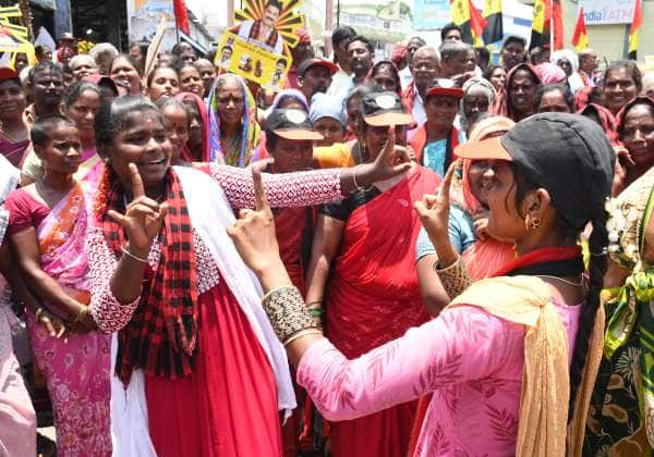 திருக்கோவிலூர் தொகுதி திமுக வேட்பாளர் கவுதமசிகாமணியை  ஆதரித்து துணை முதல்வர் உதயநிதி பிரசாரம் செய்த கூட்டத்தில் பெண்கள் குத்தாட்டம் போட்டனர்.