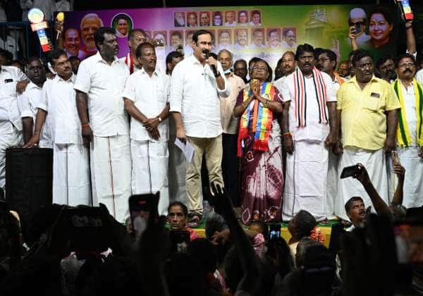 விருத்தாசலம் பாலக்கரையில் பா.ம.க., வேட்பாளர்  தமிழரசி, திட்டக்குடி வேட்பாளர் முருகமாறன், ஆகியோரை ஆதரித்து பா.ம.க .,தலைவர் அன்புமணி பேசினார்.
