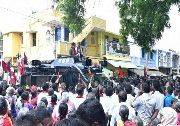 திருநெல்வேலி சட்டமன்றத் தொகுதி தி.மு.க., வேட்பாளரை ஆதரித்து பிரச்சாரத்தில் ஈடுபட்ட தி.மு.க., துணை பொதுச் செயலாளர் கனிமொழி...