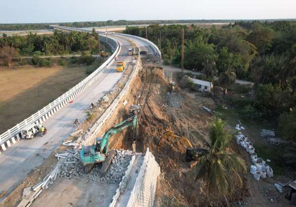 விழுப்புரம்-  நாகை நான்கு வழிச்சாலையில், சிதம்பரம் அடுத்துள்ள கொள்ளிடம் ஆற்றின் இணைப்பு மேம்பாலம், உள்வாங்கியது. இன்டர் லாக் முறையில் அமைக்கப்பட்ட தடுப்புச் சுவர் அகற்றப்பட்டதுடன், முதல் கட்டமாக சுமார் 240 அடி தூரம், சாலை ஒட்டுமொத்தமாக பெயர்ந்து எடுக்கும் பணி நடந்து வருகிறது.  
