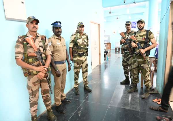 கடலூர் தொகுதி சட்டமன்றத் தேர்தலையொட்டி கடலூர் தாலுகா அலுவலகத்தில் தபால் ஓட்டு பதிவு செய்யும் இடத்தில் துணை ராணுவத்தினர் பாதுகாப்பு பணியில் ஈடுபட்டுள்ளனர்.