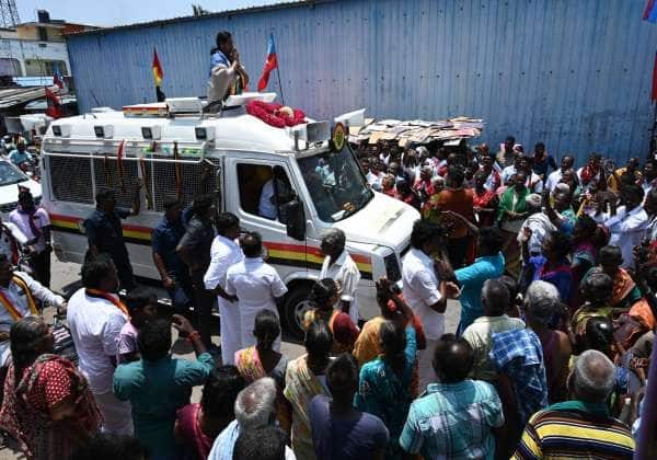 விருத்தாசலம் சட்டமன்றத் தொகுதி தேமுதிக வேட்பாளர் பிரேமலதா நல்லூர் பகுதியில்  ஓட்டு சேகரித்தார்.