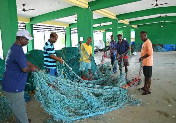 புதுச்சேரியில்  மீன் பிடி தடைக்கலம் அமலுக்கு வருவதால் தேங்காய்திட்டு மீன் பிடி துறைமுகத்தில் மீனவர்கள் வலைகளை பத்திரப்படுத்தி வைக்கும் பணியில் ஈடுபட்டனர்.