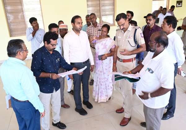 கடலூர் தேவனாம்பட்டினம் கலை கல்லூரியில் ஓட்டுப்பதிவு இயந்திரங்கள் வைக்கப்படும் இடத்தை மாவட்ட தேர்தல் அதிகாரி சிபி ஆதித்யா செந்தில்குமார்    ஆய்வு செய்தார். அருகில்எஸ்.பி.,ஜெயக்குமார் ஆகியோர்.