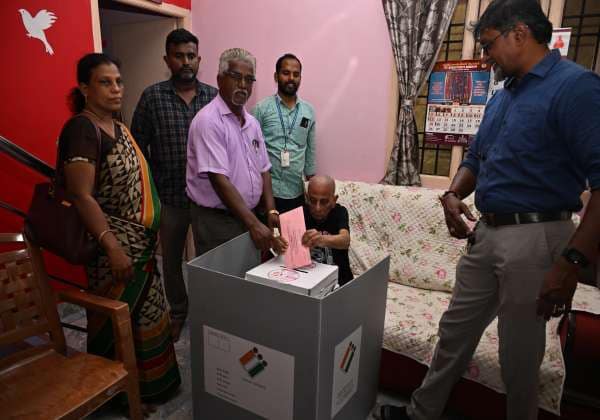 சட்டசபை தேர்தலை முன்னிட்டு, 85 வயதிற்கு மேற்பட்ட மூத்த வாக்காளர்கள் மற்றும் மாற்றுத்திறனாளி வாக்காளர்களுக்கான தபால் ஓட்டு பதிவு  துவங்கியது. இடம்: லட்சுமி தெரு, கம்பன் நகர், மாதாவரம்.