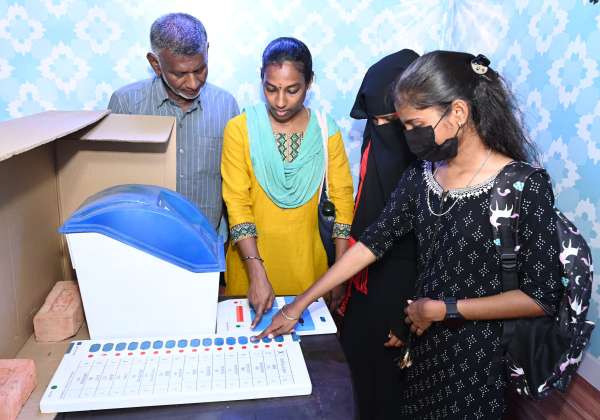 தமிழக சட்டசபை தேர்தலில் புதிய வாக்காளர்கள் எவ்வாறு வாக்குப்பதிவு செய்வது குறித்து விழிப்புணர்வு வாகனம் மெரினா கடற்கரை பகுதியில் நின்றது இதை ஆர்வத்துடன் கண்டறிந்த புதிய வாக்காளர்கள்.