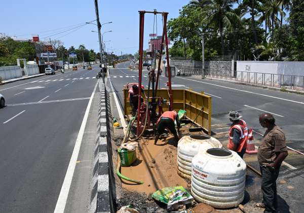 திருவான்மியூர் முதல் உத்தண்டி வரை கிழக்கு கடற்கரை சாலையில் அமையவுள்ள மேம்பாலத்திற்காக மண் பரிசோதனை செய்யும் பணிகள் முழு வீச்சில் நடந்துவருகிறது.இடம் : அக்கரை.