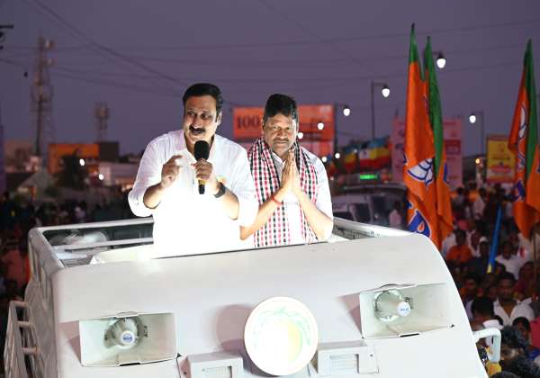 கடலூர் அண்ணா மேம்பாலம் அருகே அ.தி.மு.க., வேட்பாளர் சம்பத்தை ஆதரித்து பா.ம.க.,கட்சி தலைவர் அன்புமணி பிரச்சாரம் செய்தார்.