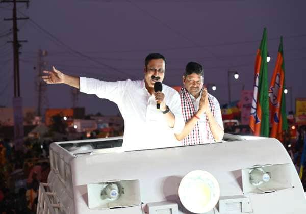 கடலூர் அண்ணா மேம்பாலம் அருகே அ.தி.மு.க., வேட்பாளர் சம்பத்தை ஆதரித்து பா.ம.க.,கட்சி தலைவர் அன்புமணி பிரசாரம் செய்தார்.