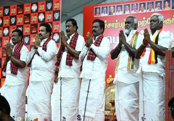 சட்டசபை தேர்தல் நடைபெற இருப்பதால் திருவள்ளூர் டோல்கேட் பகுதியில் மதசார்பற்ற முற்போக்கு கூட்டணி பொதுக் கூட்டத்தில் தமிழக முதல்வர் ஸ்டாலின்  வேட்பாளர்களை அறிமுகப்படுத்தினார்