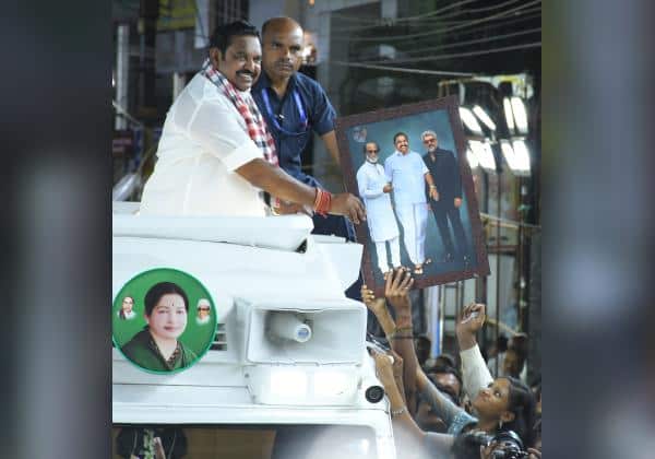 திண்டுக்கல்லில் நடந்த  தேர்தல் பிரசார பொதுக்கூட்டத்தில்  அ.தி.மு.க.,  பொதுச்செயலாளர் பழனிசாமியுடன் நடிகர்கள் ரஜினிகாந்த் , அஜித் இருக்கும் படத்தை பரிசாக வழங்கிய சிறுமி.