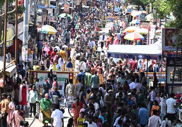 தமிழ் புத்தாண்டை யொட்டி சென்னை வடபழனி முருகன் கோவிலில் சுவாமி தரிசனம் செய்ய வரிசையில் காத்திருக்கும் பக்தர்கள் கூட்டம்.