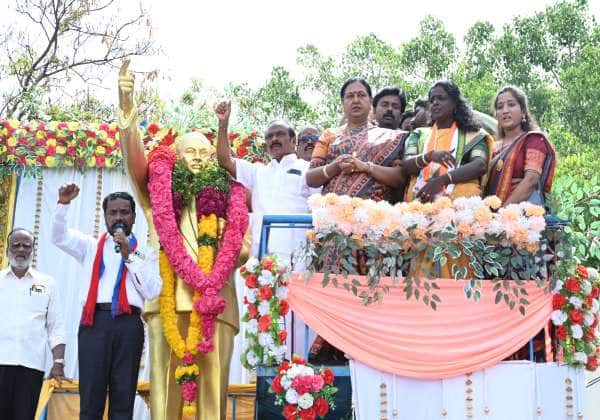 அம்பேத்கர் பிறந்த நாளை ஒட்டி விருத்தாசலம் பாலக்கரையில் உள்ள அவரது  சிலைக்கு அமைச்சர் கணேசன் மாலை அணிவித்தார் .அருகில் தேமுதிக வேட்பாளர் பிரேமலதா.