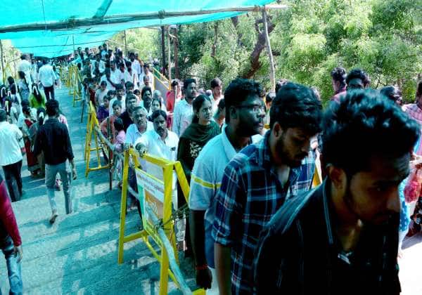 தமிழ் புத்தாண்டை முன்னிட்டு குன்றத்தூர் முருகர் கோவிலில் வரிசையில் காத்திருந்த பக்தர்கள்