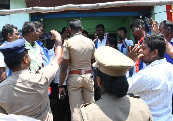  அம்பேத்கார் பிறந்தநாளை முன்னிட்டு, திருப்பூரில் அவரது சிலைக்கு நடிகை கஸ்தூரி, தெற்கு தொகுதி பா.ஜ. கட்சி வேட்பாளர் தங்கராஜ் உள்ளிட்ட கட்சியினர் மாலை அணிவிக்க வந்தனர்.அவர்களை மாலை அணிவிக்க விட மாட்டோம் என, சிலையை சுற்றி நின்ற விசி கட்சிமினரிடம் போலீசார் பேச்சுவார்த்தை நடத்தினர். 