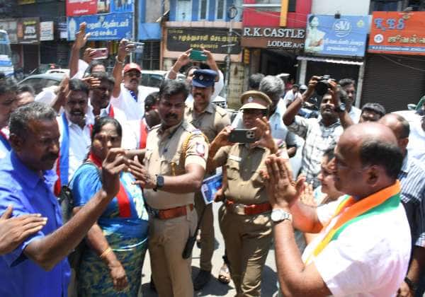  அம்பேத்கார் பிறந்தநாளை முன்னிட்டு, திருப்பூரில் அவரது சிலைக்கு நடிகை கஸ்தூரி, உள்ளிட்ட பா.ஜ., கட்சியினர் மாலை அணிவிக்க வந்தனர். அவர்களை மாலை அணிவிக்க விட மாட்டோம் என, போராட்டம் நடத்திய விசி கட்சியினரிடம், பா.ஜ.,வுக்கு ஓட்டளிக்குமாறு கூறி வணக்கம் தெரிவித்த தெற்கு தொகுதி வேட்பாளர் தங்கராஜ்.