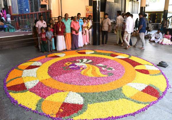 தமிழ் புத்தாண்டை முன்னிட்டு திருப்பூர் அய்யப்பன் கோயிலில் போடப்பட்டிருந்த அத்தப்பூ கோலம்.