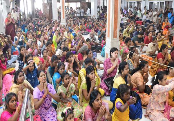 தமிழ் புத்தாண்டை ஒட்டி கோவை மேட்டுப்பாளையம் ரோடு சாய்பாபா கோவிலில் சாமி தரிசனம் செய்த பக்தர்கள்.