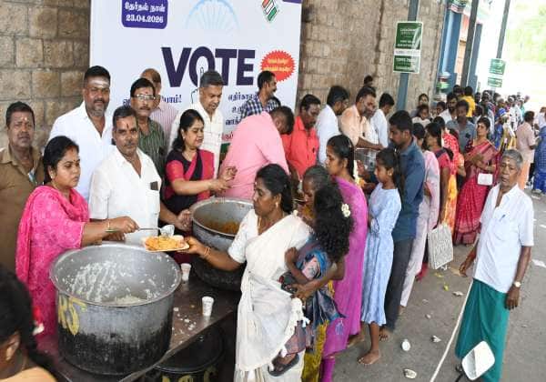 சித்திரை பிறப்பை ஒட்டி, திருப்பூரில் அகத்தியர் எண்ணாங்கு அறங்கள் தர்ம பரிபாலன அறக்கட்டளை சார்பில், ஈஸ்வரன் கோவில் முன்பு அன்னதானம் வழங்கப்பட்டது.