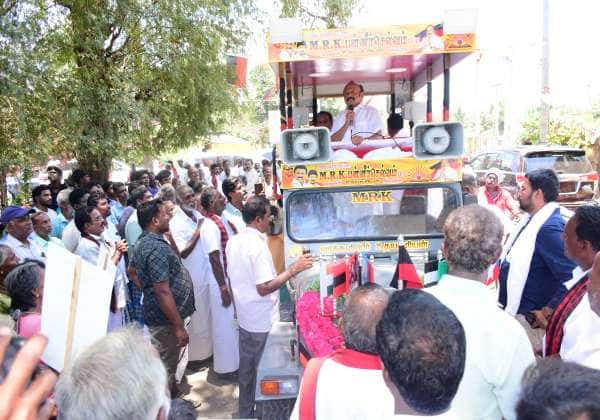 குறிஞ்சிப்பாடி தொகுதி தி.மு.க வேட்பாளர் அமைச்சர் பன்னீர்செல்வம் குள்ளஞ்சாவடி வன்னியர் பாளையம் பகுதியில்  வாக்கு சேகரித்தார்.