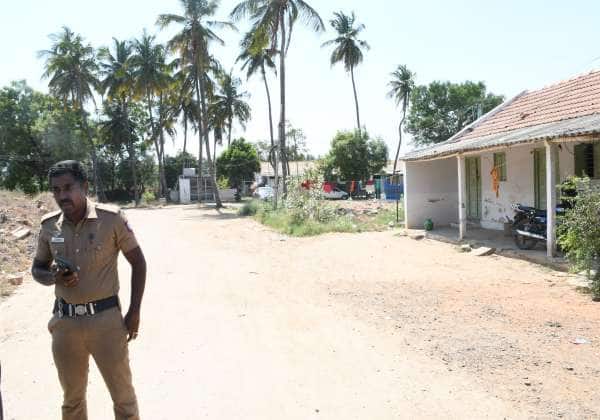 திருப்பூர் திமுக கவுன்சிலர் காந்திமதி தோட்டத்து வீட்டில் வருமான வரித்துறை அதிகாரிகள் சோதனை நடத்தினர். தோட்டத்தின் முன்புற கேட் மூடப்பட்டு போலீஸ் பாதுகாப்பு போடப்பட்டது.
