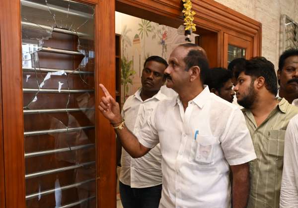 திருவள்ளூரில்  அதிமுக நிர்வாகி வீட்டில் கல்வீச்சு கண்ணாடி உடைப்பு. அதிமுக முன்னால் அமைச்சர் தற்போது வேட்பாளர் ரமணா பார்வையிட்டார்