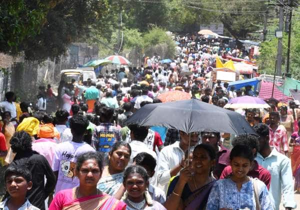 சித்திரை திருவிழாவை முன்னிட்டு தேனி அல்லிநகரம் வீரப்ப அய்யனார் கோயிலுக்கு ஏராளமானோர் சென்று வந்தனர்.