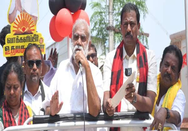 திண்டுக்கல் சவேரியார்பாளையத்தில் தி.மு.க., வேட்பாளர் செந்தில்குமாரை ஆதரித்து அமைச்சர் பெரியாசாமி பிரசாரம் செய்தார்.