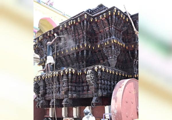 மதுரை சித்திரை திருவிழாவிற்கு முத்திரை பதிக்கும் சொக்கநாதர் திருத்தேருக்கு  வார்னிஷ் அடிக்கும் பணி துவங்கியது.