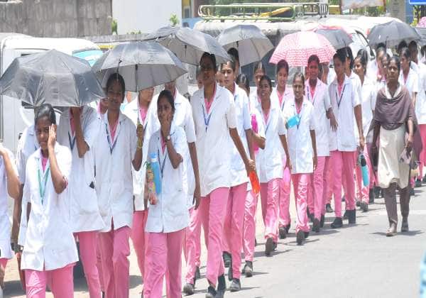 திண்டுக்கல்லில் சுட்டெரிக்கும் வெயிலில் இருந்து  தங்களை பாதுகாத்து கொள்ள குடை பிடித்தபடி விடுதிக்கு சென்ற செவிலியர் மாணவிகள். இடம் : ஆர்.டி.ஓ., அலுவலகம் செல்லும் ரோடு, திண்டுக்கல்.