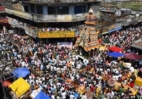 ஊட்டி மாரியம்மன் கோவில் தேர் திருவிழாவில், ஏராளமான பக்தர்கள் கலந்து கொண்டனர் .
