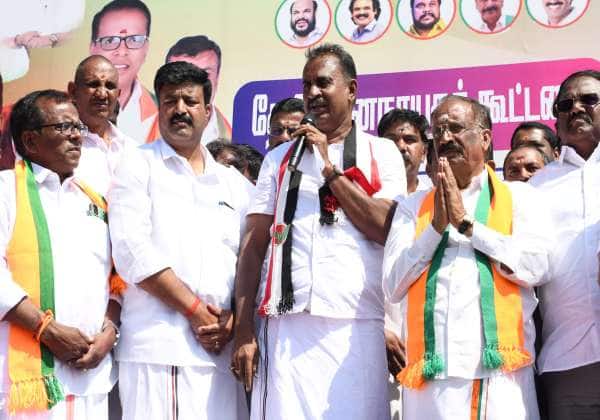 ஊட்டியில் பாஜ வேட்பாளர் போஜராஜனை ஆதாரித்து, அதிமுக முன்னாள் அமைச்சர் வேலுமணி ஓட்டு சேகரித்தார்.