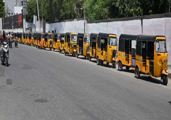 கேஸ் தட்டுப்பாடு நிலவிவரும் நிலையில், எல்.பி.ஜி கேஸ் நிரப்ப சென்னை நெற்குன்றம் பகுதியில் நீண்ட வரிசையில் காத்திருந்த ஆட்டோக்கள்.