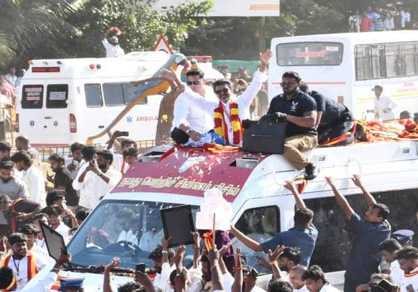 அவிநாசி, புதிய பஸ் ஸ்டாண்டில் த.வெ.க தலைவர் விஜயின் ரோடு ஷோ நிகழ்ச்சி நடந்தது.  