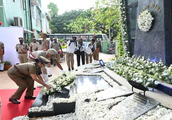 தமிழ்நாடு தீயணைப்பு மற்றும் மீட்பு பணித்துறை சார்பில் வீர வணக்க நாள் அஞ்சலி சென்னை எழும்பூர் தீயணைப்பு தலைமை அலுவலகத்தில்  நடந்தது. இதில் தீயணைப்புத்துறை இயக்குனர் சீமா அகர்வால் மலர் வளையம் வைத்து அஞ்சலி செலுத்தினார். 