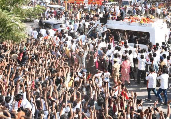 அவிநாசி, புதிய பஸ் ஸ்டாண்டில் த.வெ.க தலைவர் விஜயின் ரோடு ஷோ நிகழ்ச்சி நடந்தது.  