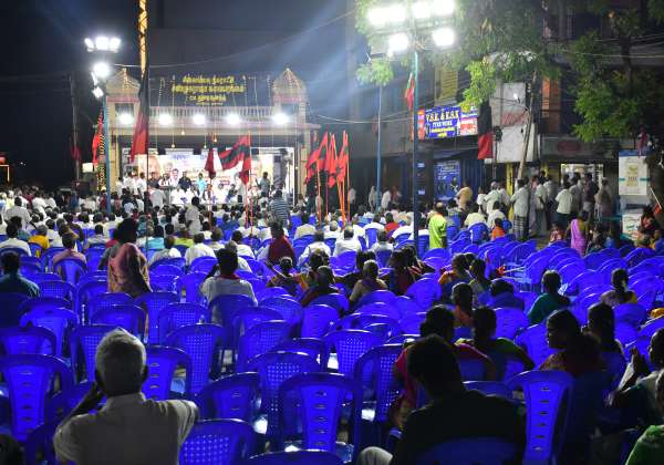 சிவகங்கையில் தி.மு.க. வேட்பாளர் கர்ணாசை ஆதரித்து வைகோ  பங்கேற்ற பிரசார கூட்டத்தில் பார்வையாளர்கள் எழுந்து சென்றதால் இருக்கை காலியாக இருந்தது.