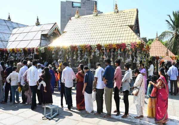 தமிழ் புத்தாண்டை முன்னிட்டு சென்னை ராஜா அண்ணாமலை புரத்தில் உள்ள ஐயப்பன் கோவிலில் பூ, பழங்கள், காய்கறிகளால் சிறப்பு அலங்கார தோரணங்கள் கட்டப்பட்டிருந்தது  .