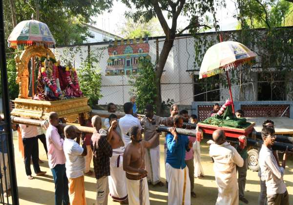 தென்திருமலை ஸ்ரீவாரி ஆலயத்தில் தமிழ் புத்தாண்டு சித்திரை முதல் நாள் வைபவம் நடந்தது. இதில் ஸ்ரீதேவி பூதேவியுடன் ஸ்ரீ மலையப்ப சுவாமி புறப்பட்டு நான்கு மாட வீதிகளில் வலம் வந்தார். 