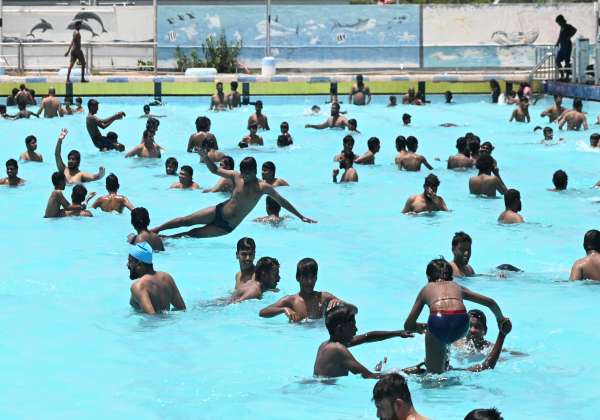   மெரினா நீச்சல் குளம் அசுத்தம் அடைந்து காணப்படுவதாக தினமலர் நாளிதழ் வந்த செய்தி. சுத்திகரிப்பு பணி முடிந்து தூய்மையாக தண்ணீர் காணப்படுவதால் வெயிலில்  குளியல் போடும் இளைஞர்கள்.