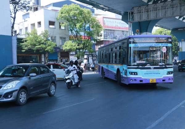 கோவை, அவினாசி சாலையில் சிட்ரா,  ஏர்போர்ட்டுக்கு நேராக செல்ல வேண்டிய பேருந்துகள் லக்ஷ்மி மில்ஸ் யூ-டேனில் திருப்பி செல்கிறது.