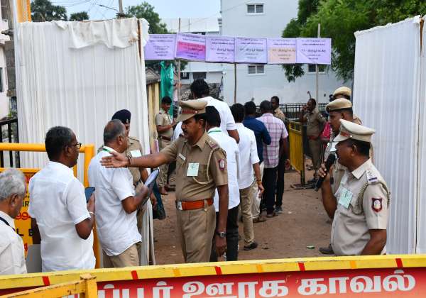 திருப்பூர், எல்.ஆர்.ஜி., கல்லூரி ஓட்டு எண்ணிக்கை மையத்தில் முகவர்கள் சோதனைக்கு பின் அனுமதிக்கப்படுகின்றனர்.