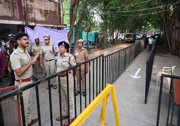 விழுப்புரம் அரசு கலைக் கல்லூரியில் தேர்தல் எண்ணிக்கை முன்னிட்டு நுழைவு வாயில் எஸ். பி சாய் பிரினீத் ஆய்வு செய்தார்