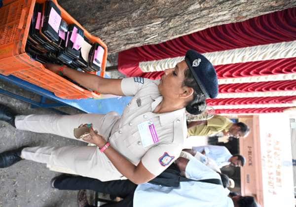 விழுப்புரம் அரசு கலைக் கல்லூரியில் தேர்தல் எண்ணிக்கை முன்னிட்டு நுழைவு வாயில் போலீசார் செல்போன்களை வாங்கி வைத்தனர்