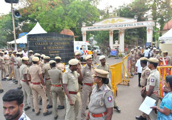 சிவகங்கை மாவட்டம் காரைக்குடி அழகப்பா பொறியியல் கல்லூரி ஓட்டு எண்ணும் மையத்தில் பலத்த போலீஸ் பாதுகாப்பு போடப்பட்டுள்ளது.