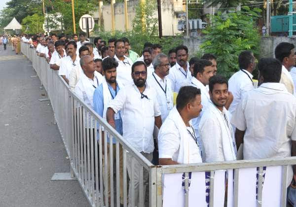 திண்டுக்கல்  அண்ணா பல்கலை., பொறியியல் கல்லூரி அமைக்கப்பட்டுள்ள  ஓட்டு எண்ணும் மையத்திற்குள் செல்வதற்காக காத்திருந்த அரசியல் கட்சி முகவர்கள்.