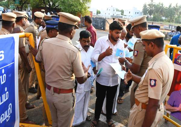 தேனியில் ஓட்டு எண்ணிக்கை நடைபெறும் கம்மவார் சங்கம் பொறியியல் கல்லூரியில்  மையத்திற்கு செல்லும் முகவர்களை சோலீசார் சோதனை செய்தனர்.