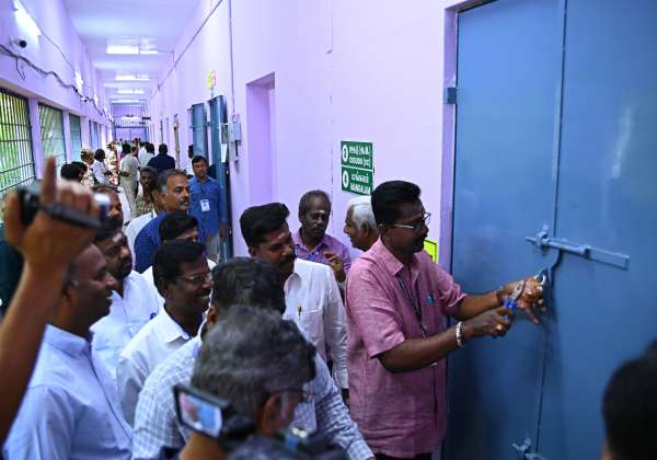 புதுச்சேரியில் சட்டசபை தேர்தல் வாக்கு எண்ணிக்கை பணி தொடங்குவதற்காக ஓட்டு பெட்டிகள் அடங்கிய அறைகள் அதிகாரிகள் முன்னிலையில் திறக்கப்பட்டன.